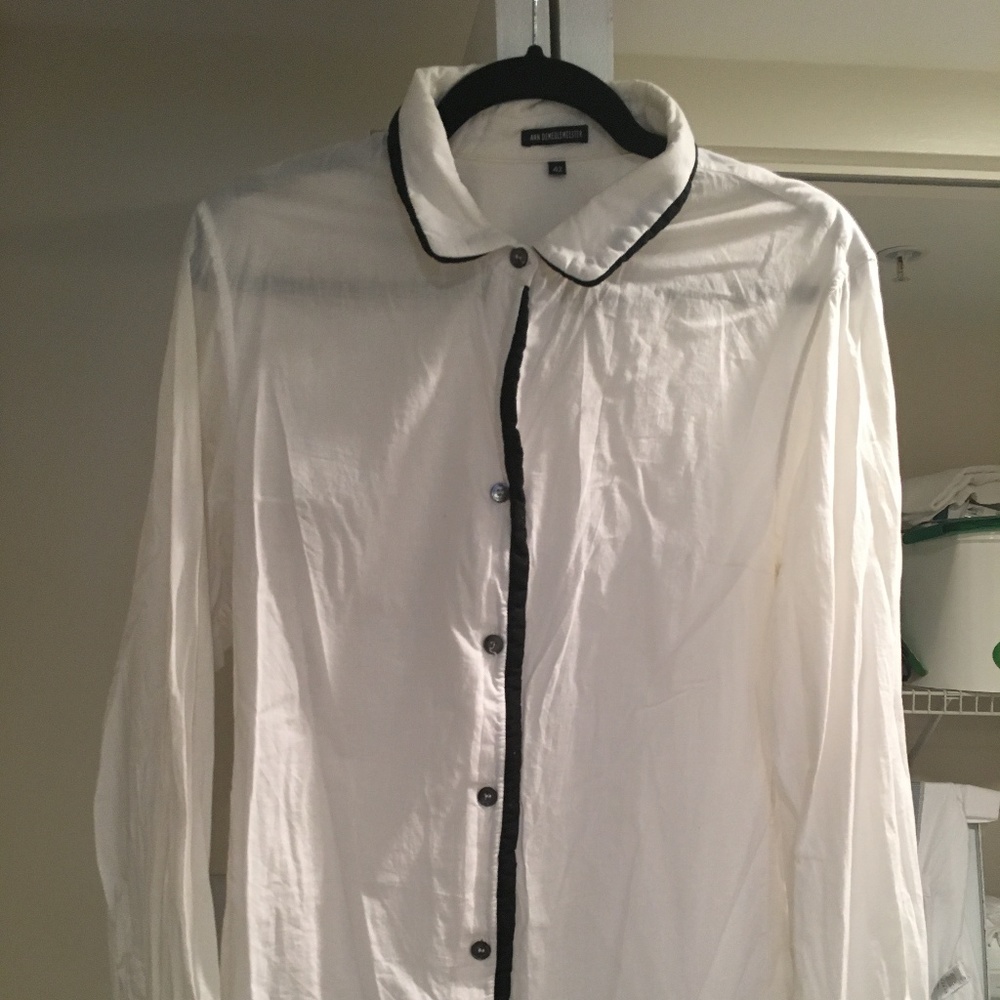 Blouse with black trim